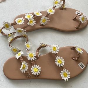 Fashion Sandals- Flowered with White And Yellow Flowers Women Size 5 NWOT